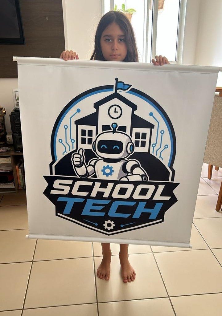 Integrante segurando a bandeira da School Tech