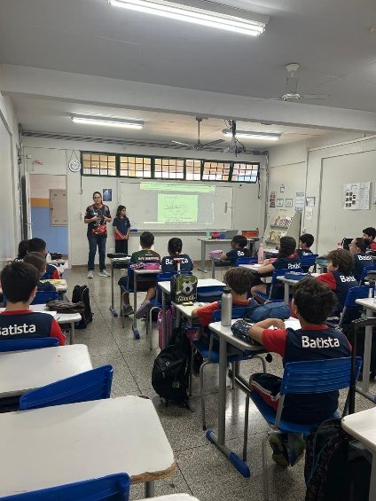 Turma assistindo à apresentação da equipe