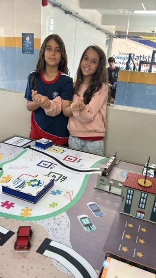 Duas integrantes ao lado do tapete de treinos
